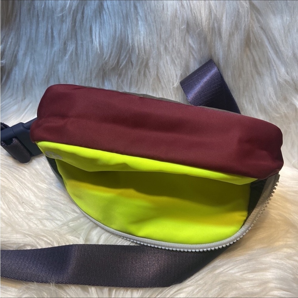 Lululemon Everywhere Belt Bag - Picture 9 of 14